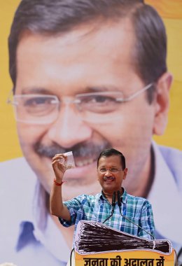 NEW DELHI INDIA OCTOBER 6. 2024 AAP Ulusal Kongre Üyesi Arvind Kejriwal, 6 Ekim 2024 'te Yeni Delhi Hindistan Kejriwal Pazar günü Yeni Delhi Hindistan' daki Chhatrasal Stadyumu 'nda halkla temas kurmak amacıyla Janta Ki Adalat' ın halka hitaben yaptığı konuşmada, Delh 'de sübvansiyonlu hizmetler sundu.