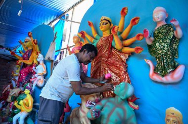 GURGRAM INDIA OCTOBER 6 2024 Batı Bengal 'den Ashok Baidyi sanatçıları, Durga Puja festivali için yaklaşan Durga Puja atölyesinde hükümet ortaokulu yakınlarındaki bir atölyede Tanrıça Durga' nın çevre dostu idollerini yapıyorlar.