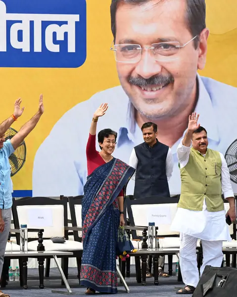 NEW DELHI INDIA OCTOBER 6. 2024 Delhi CM Atishi parti liderleriyle 6 Ekim 2024 'te Chhatrasal Stadyumu' nda toplanan Janta Ki Adalat, Yeni Delhi Hindistan 'da Kejriwal Sunday gibi sübvansiyonlu hizmetler sundu. 