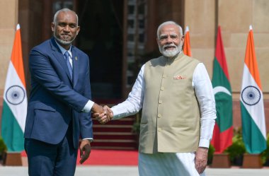 NEW DELHIINDIA 7 Ekim 2024 Başbakan Narendra Modi ve Maldivler Başkanı Muhammed Muizzu, 7 Ekim 2024 tarihinde Yeni Delhi Hindistan 'da gerçekleşen görüşme öncesinde el sıkışıyor. Fotoğraf: Raj K Raj / Hindustan Times