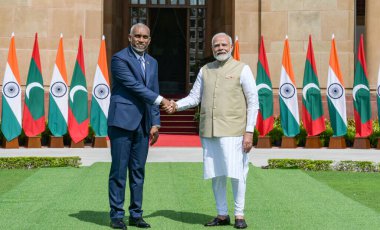 NEW DELHIINDIA 7 Ekim 2024 Başbakan Narendra Modi ve Maldivler Başkanı Muhammed Muizzu, 7 Ekim 2024 tarihinde Yeni Delhi Hindistan 'da gerçekleşen görüşme öncesinde el sıkışıyor. Fotoğraf: Raj K Raj / Hindustan Times