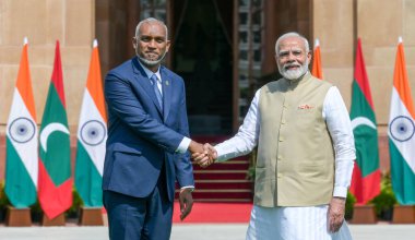 NEW DELHIINDIA 7 Ekim 2024 Başbakan Narendra Modi ve Maldivler Başkanı Muhammed Muizzu, 7 Ekim 2024 tarihinde Yeni Delhi Hindistan 'da gerçekleşen görüşme öncesinde el sıkışıyor. Fotoğraf: Raj K Raj / Hindustan Times