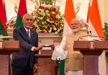 NEW DELHIINDIA 7 Ekim 2024 Başbakan Narendra Modi ve Maldivler Başkanı Muhammed Muizzu, Hyderabad Hous Hous 'taki toplantı sonrasında düzenlenen ortak basın toplantısında Hanimaadhoo Uluslararası Havalimanı Maldivleri' nin yeni pistinin açılışını gerçekleştirdiler.