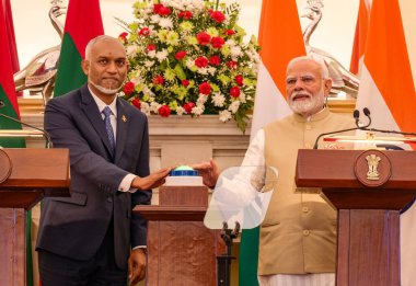 NEW DELHIINDIA 7 Ekim 2024 Başbakan Narendra Modi ve Maldivler Başkanı Muhammed Muizzu, Hyderabad Hous Hous 'taki toplantı sonrasında düzenlenen ortak basın toplantısında Hanimaadhoo Uluslararası Havalimanı Maldivleri' nin yeni pistinin açılışını gerçekleştirdiler.