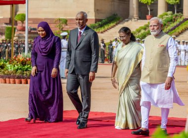 NEW DELHIINDIA 7 Ekim 2024 Cumhurbaşkanı Droupadi Murmu ve Başbakan Narendra Modi Maldivler Başkanı Muhammed Muizzu ve Maldivler First Lady 'si Sajidha Mohamed, 7 Ekim 2024 tarihinde Yeni Delhi Bhavan' da düzenlenen törenden sonra