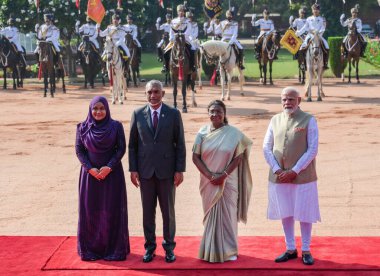 NEW DELHIINDIA 7 Ekim 2024 Cumhurbaşkanı Droupadi Murmu ve Başbakan Narendra Modi Maldivler Başkanı Muhammed Muizzu ve Maldivler First Lady 'si Sajidha Mohamed, 7 Ekim 202 tarihinde Rashtrapati Bhavan' da düzenlenen törende poz verdiler.