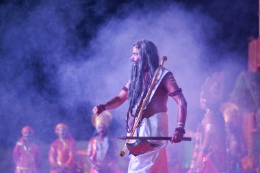 NoIDA INDIA OCTOBER 6. 2024 Ram Sita Milan Sita Swayam Var Ravana 'nın giriş ve Parshuram samvad performanslarını sergileyen sanatçılar, Ramlila' nın 21A bölgesinde 6 Ekim 2024 tarihinde Noida Hindistan 'da gerçekleştirilen efsanevi aşk ve fedakarlık öyküsünü canlandırıyor.