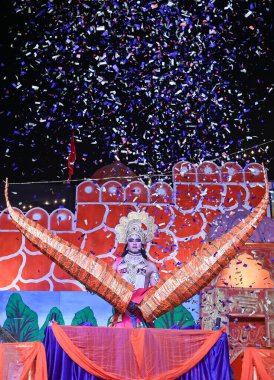 NoIDA INDIA OCTOBER 6. 2024 Ram Sita Milan Sita Swayam Var Ravana 'nın giriş ve Parshuram samvad performanslarını sergileyen sanatçılar, Ramlila' nın 21A bölgesinde 6 Ekim 2024 tarihinde Noida Hindistan 'da gerçekleştirilen efsanevi aşk ve fedakarlık öyküsünü canlandırıyor.