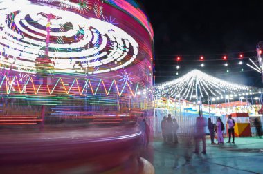 NOIDA INDIA 4 OCTOBER 2024 21A sektöründeki Ramlila Zemin 'de düzenlenen panayır manzarası. İnsanlar 4 Ekim 2024' te Noida Hindistan 'da sirk ve büyük salıncaklarda eğleniyorlar. Fotoğraf Sunil Ghosh / Hindustan Times