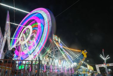 NOIDA INDIA 4 OCTOBER 2024 21A sektöründeki Ramlila Zemin 'de düzenlenen panayır manzarası. İnsanlar 4 Ekim 2024' te Noida Hindistan 'da sirk ve büyük salıncaklarda eğleniyorlar. Fotoğraf Sunil Ghosh / Hindustan Times