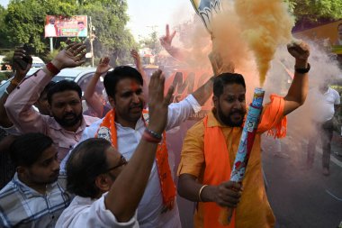 NEW DELHI INDIA OCTOBER 8. 2024 BJP destekçileri 8 Ekim 2024 tarihinde BJP Genel Merkezi önünde yapılan BJP seçimlerini kazandıktan sonra Yeni Delhi Hindistan 'da kutladılar. 