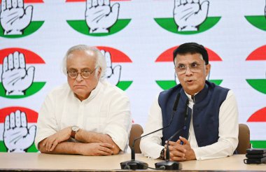 NEW DELHI INDIA ECTOBER 8. 2024 Kongre liderleri Jairam Ramesh ve Pawan Khera, 8 Ekim 2024 'te AICC genel merkezinde yapılan seçimlerin ardından basın toplantısında Sanchit tarafından çekildiler.