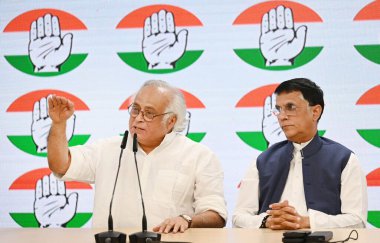 NEW DELHI INDIA ECTOBER 8. 2024 Kongre liderleri Jairam Ramesh ve Pawan Khera, 8 Ekim 2024 'te AICC genel merkezinde yapılan seçimlerin ardından basın toplantısında Sanchit tarafından çekildiler.