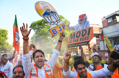 NEW DELHI INDIA ECTOBER 8. 2024 BJP destekçileri 8 Ekim 2024 tarihinde Yeni Delhi Hindistan 'da yapılan meclis seçimlerinin ardından BJP Genel Merkezi' nde kutlama yaptılar.