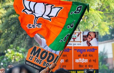 NEW DELHI INDIA ECTOBER 8. 2024 BJP destekçileri 8 Ekim 2024 tarihinde Yeni Delhi Hindistan 'da yapılan meclis seçimlerinin ardından BJP Genel Merkezi' nde kutlama yaptılar.
