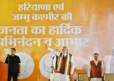 NEW DELHI INDIA ECTOBER 8 Ekim 2024 Başbakan Narendra Modi, 8 Ekim 2024 tarihinde Yeni Delhi 'de yapılan Haryana, Jammu ve Kashmir Meclis seçimlerinin sonuçları açıklandıktan sonra parti genel merkezinde toplandı.