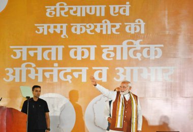 NEW DELHI INDIA ECTOBER 8 Ekim 2024 Başbakan Narendra Modi, 8 Ekim 2024 tarihinde Yeni Delhi 'de yapılan Haryana, Jammu ve Kashmir Meclis seçimlerinin sonuçları açıklandıktan sonra parti genel merkezinde toplandı.