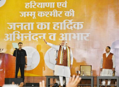 NEW DELHI INDIA ECTOBER 8 Ekim 2024 Başbakan Narendra Modi, 8 Ekim 2024 tarihinde Yeni Delhi 'de yapılan Haryana, Jammu ve Kashmir Meclis seçimlerinin sonuçları açıklandıktan sonra parti genel merkezinde toplandı.