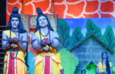 NoIDA INDIA OCTOBER 7 Ekim 2024 Sanatçılar Sita Ram banwas Dashrath Maran kaikeyi Bharat samvad Kevat Samvad ve Sri Ram ve Bharat milan Ramlila 'da dün gece Ramlila' da 7 Ekim 2024 tarihinde Noida India Artistes 'in I.