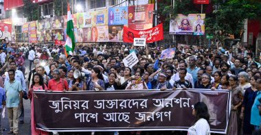 KOLKATA INDIA 8 OCTOBER 8 2024 Acemi doktorlar ve vatandaşlar, doktorların süresiz açlık grevini desteklemek ve öldürülen RG Kar stajyer doktor ve güvenlik görevlileri için adalet talep etmek amacıyla Tıp Fakültesi Hastanesi 'nden Esplanade' ye bir protesto mitingi düzenledi.