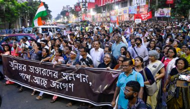 KOLKATA INDIA 8 OCTOBER 8 2024 Acemi doktorlar ve vatandaşlar, doktorların süresiz açlık grevini desteklemek ve öldürülen RG Kar stajyer doktor ve güvenlik görevlileri için adalet talep etmek amacıyla Tıp Fakültesi Hastanesi 'nden Esplanade' ye bir protesto mitingi düzenledi.