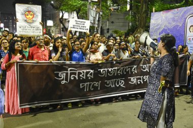 KOLKATA INDIA OCTOBER 8 2024 Junior doctors along with citizens take out a protest rally from Medical College Hospital to Esplanade to support indefinite hunger strike by doctors and demanding justice for the murdered RG Kar trainee doctor and securi clipart