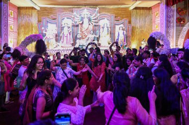 NEW DELHI INDIA ECTOBER 9. 2024 Dindar, 9 Ekim 2024 tarihinde CR Park 'taki Durga Puja' nın ilk gününde Salman Ali Hindustan Times tarafından çekilmiştir. 