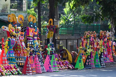 NEW DELHI INDIA OCTOBER 9 2024 Ravan effigies showcased for sale ahead of Dussehra festival at famous Tagore Garden road on October 9 2024 in New Delhi India Photo by Salman Ali Hindustan Times  clipart