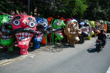 NEW DELHI INDIA OCTOBER 9 2024 Ravan effigies showcased for sale ahead of Dussehra festival at famous Tagore Garden road on October 9 2024 in New Delhi India Photo by Salman Ali Hindustan Times  clipart