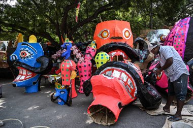 NEW DELHI INDIA ECTOBER 9. 2024 Ravana heykelleri, 9 Ekim 2024 'te Salman Ali Hindustan Times tarafından Yeni Delhi' de ünlü Tagore Garden yolunda Dussehra festivali öncesinde satışa sunuldu. 