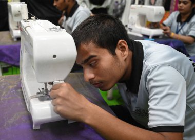 NEW DELHI INDIA ECTOBER 9. 2024 Görme Engelliler Derneği, Yeni Delhi 'de 9 Ekim 2024' teki Diwali festivali için mum yapıyor.