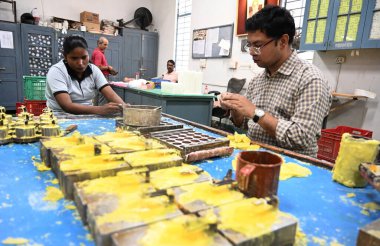 NEW DELHI INDIA ECTOBER 9. 2024 Görme Engelliler Derneği, Yeni Delhi 'de 9 Ekim 2024' teki Diwali festivali için mum yapıyor.