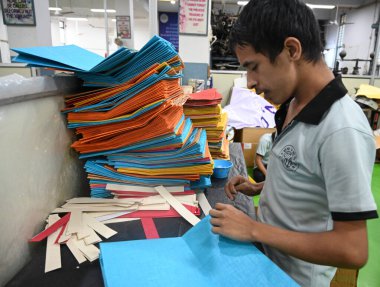 NEW DELHI INDIA ECTOBER 9. 2024 Görme Engelliler Derneği, Yeni Delhi 'de 9 Ekim 2024' teki Diwali festivali için mum yapıyor.