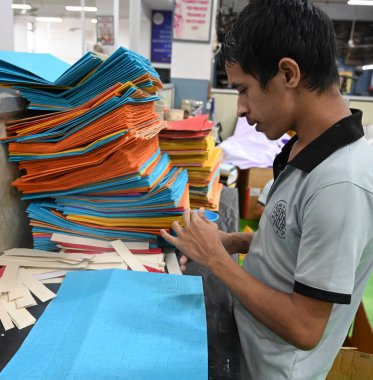 NEW DELHI INDIA ECTOBER 9. 2024 Görme Engelliler Derneği, Yeni Delhi 'de 9 Ekim 2024' teki Diwali festivali için mum yapıyor.