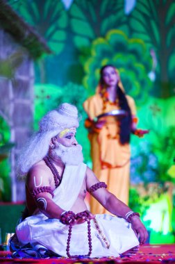 NOIDA INDIA OCTOBER 9. 2024 Sanatçılar Sita Haran Surpanakha Jatayu 'yu canlandırıyorlar dün gece Ramlila' nın 21A bölgesinde 9 Ekim 2024 tarihinde Noida Hindistan 'da Sunil Ghosh Hindustan Times tarafından çekilmiştir. 