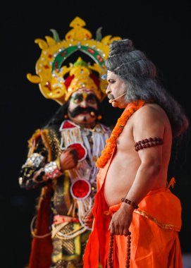 NOIDA INDIA OCTOBER 9. 2024 Sanatçılar Sita Haran Surpanakha Jatayu 'yu canlandırıyorlar dün gece Ramlila' nın 21A bölgesinde 9 Ekim 2024 tarihinde Noida Hindistan 'da Sunil Ghosh Hindustan Times tarafından çekilmiştir. 