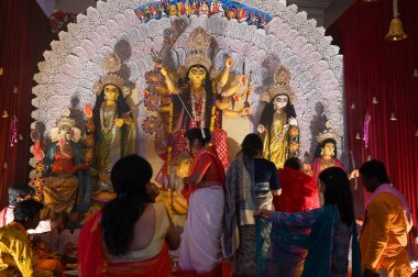 GURUGRAM INDIA OCTOBER 9. 2024 Dindarlar, 9 Ekim 2024 'te DLF' de düzenlenen Durga Puja festivalinde Tanrıça Durga 'ya dua ettiler. 