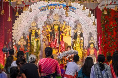 GURUGRAM INDIA OCTOBER 9. 2024 Dindarlar, 9 Ekim 2024 'te DLF' de düzenlenen Durga Puja festivalinde Tanrıça Durga 'ya dua ettiler. 