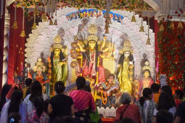 GURUGRAM INDIA OCTOBER 9. 2024 Dindarlar, 9 Ekim 2024 'te DLF' de düzenlenen Durga Puja festivalinde Tanrıça Durga 'ya dua ettiler. 