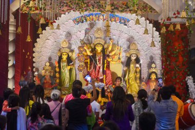 GURUGRAM INDIA OCTOBER 9. 2024 Dindarlar, 9 Ekim 2024 'te DLF' de düzenlenen Durga Puja festivalinde Tanrıça Durga 'ya dua ettiler. 
