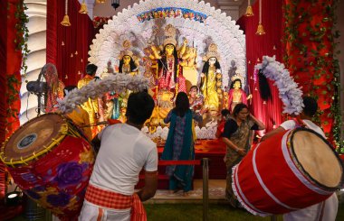 GURUGRAM INDIA 9 OCTOBER 9 2024 Hindu Purohit, Durga Puja festivalinde Durga 'ya dua ediyor. 9 Ekim 2024' te DLF Faz Kulübü 'nde. Fotoğraf: Parveen Kumar Hindustan Times 