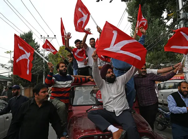 SRINAGAR INDIA ECTOBER 8. 2024 Ulusal Konferans Destekçileri NC, 8 Ekim 2024 tarihinde Srinagar Hindistan Ulusal Konferans İttifakı 'nda Srinagar Hindistan Ulusal Konferansı' nda sayım merkezinin önünde kutlama yaparak Meclis seçimlerinde toplam 48 sandalye kazandı. 