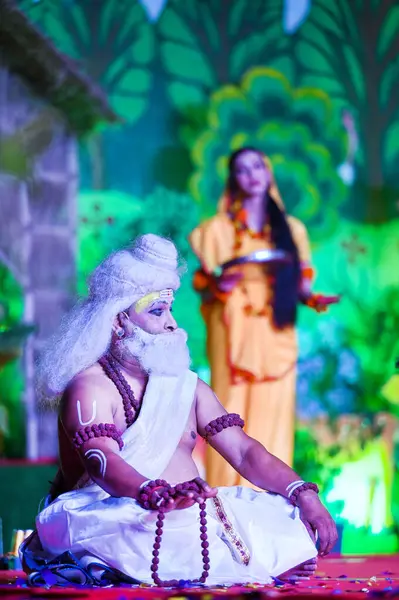 NOIDA INDIA OCTOBER 9. 2024 Sanatçılar Sita Haran Surpanakha Jatayu 'yu canlandırıyorlar dün gece Ramlila' nın 21A bölgesinde 9 Ekim 2024 tarihinde Noida Hindistan 'da Sunil Ghosh Hindustan Times tarafından çekilmiştir. 