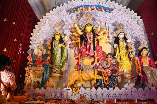 GURUGRAM INDIA OCTOBER 9. 2024 Dindarlar, 9 Ekim 2024 'te DLF' de düzenlenen Durga Puja festivalinde Tanrıça Durga 'ya dua ettiler. 