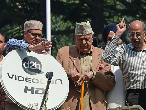 SRINAGAR INDIA 9 Ekim 2024 Ulusal Konferans NC Başkanı Farooq Abdullah ve Başkan Yardımcısı Omar Abdullah, 9 Ekim 2024 'te Srinagar Hindistan' da yapılacak olan ve yeni c olması beklenen Srinagar Hindistan Abdullah 'da kendisini kutlamaya gelen destekçileriyle bir araya geldiler.