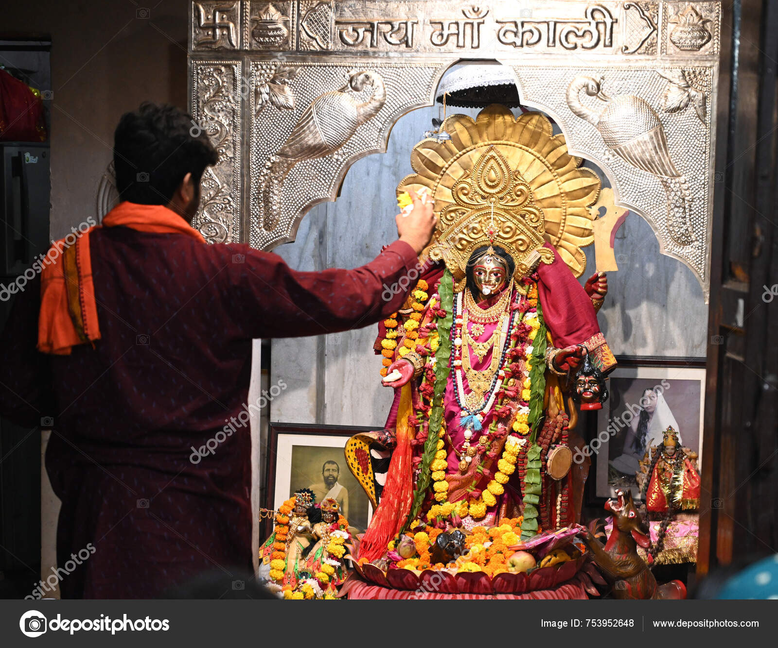 New Delhi India October 2024 Priest Performs Rituals Kali Temple ...