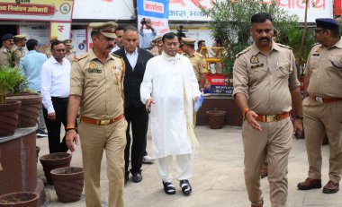 LUCKnow INDIA ECTOBER 10 2024 self stil vaiz Bhole Baba diğer adıyla Suraj Pal Sahu 10 Ekim 2024 tarihinde Janpath Hazratganj 'daki izdihamı soruşturan yargı komisyonunun huzuruna çıktıktan sonra Lucknow Hindistan' da 121 kişi öldürüldü.