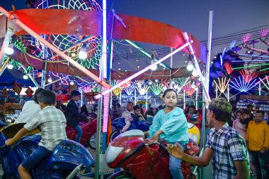 NEW DELHI INDIA ECTOBER 10. 2024 İnsanlar 10 Ekim 2024 'te Redfort Ground' daki Ramlila Festivali Fuarı 'nda eğleniyor.