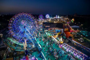 NEW DELHI INDIA OKTOBER 10 2024 Ramlila Festivali Fuarı 'nın 10 Ekim 2024 tarihinde Redfort Ground' daki bir dönme dolabının üst görüntüsü Yeni Delhi Hindistan Fotoğrafı: Raj K Hindustan Times
