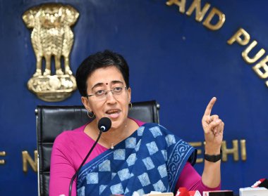 NEW DELHI INDIA OCTOBER 10 2024 Delhi Genel Sekreteri Atishi basın konferansında yaptığı konuşmada MLA fonlarının 10 Ekim 2024 tarihinde Yeni Delhi Hindistan 'da arttığını duyurdu.